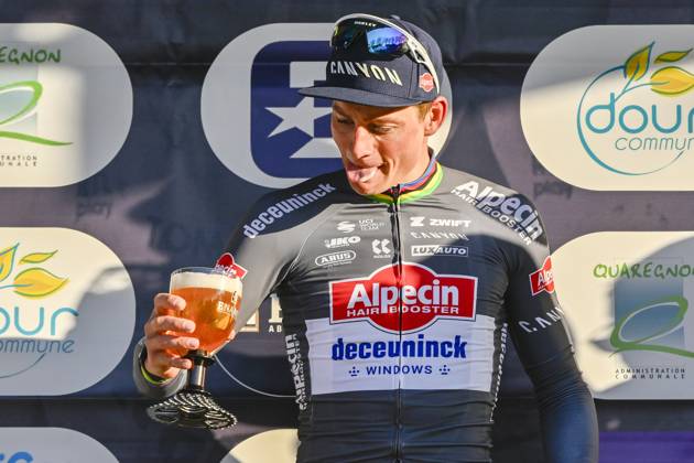 Bilder des Jahres 2025, Sport 03 März Sport Themen der Woche KW10 Sport Bilder des Tages Samyn Classic 2025 DOUR, BELGIUM - MARCH 04 : Van Der Poel Mathieu (NED) of Alpecin - Deceuninck celebrate the win with a beer pictured during the 57th edition of the Samyn cycling race, with start in Quaregnon and finish in Dour after 199km of racing on March 4, 2025 in Dour, Belgium, 04 03 2025 Dour Belgium  Copyright: xJanxDexMeuleneirx