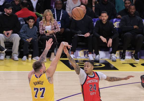 Luka Doncic 77 of the Los Angeles Lakers puts a shot over Jordan Hawkins 24 of the New Orleans Pelicans during their regular season NBA, Basketball Herren, USA game on Tuesday March 4, 2025 at Crypto.com Arena in Los Angeles, California USA. Lakers v Pelicans !ACHTUNG: NUR REDAKTIONELLE NUTZUNG!  Copyright: xJAVIERxROJAS EFEx AME6711 20250305-55016141254_1