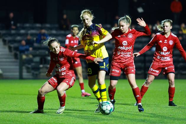 SZCZECIN, 05.03.2025 MECZ EKSTRALIGI KOBIET W PILCE NOZNEJ -- WOMENS EKSTRALIGA MATCH POGON SZCZECIN - POGON TCZEW NZ MALGORZATA KORDA, LENA SWIRSKA, JULIA DROZAK FOT. KRZYSZTOF CICHOMSKI NEWSPIX.PL --- newspix.pl