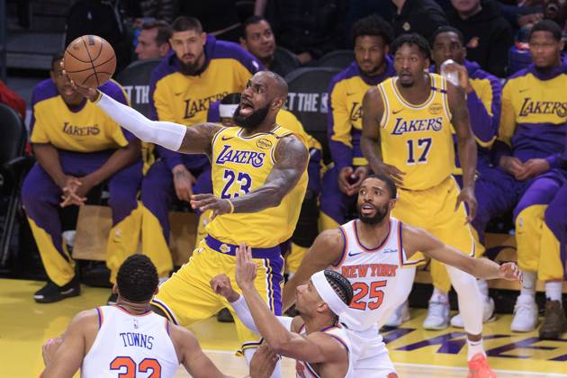 Bilder des Jahres 2025, Sport 03 März Sport Themen der Woche KW10 Sport Bilder des Tages LeBron James 23 of the Los Angeles Lakers goes for a layup during their regular season NBA, Basketball Herren, USA game against the New York Knicks at Crypto.com Arena in Los Angeles, California USA March 6, 2025. Lakers - Knicks !ACHTUNG: NUR REDAKTIONELLE NUTZUNG!  Copyright: xJAVIERxROJAS EFEx AME7279 20250307-55016163194_1