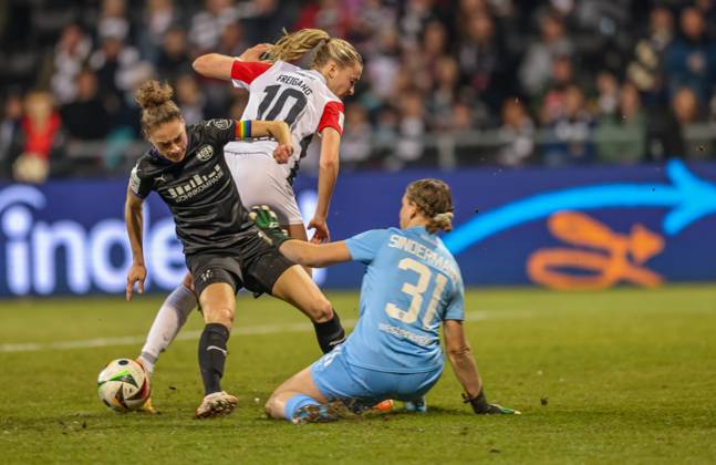 GER, Frankfurt, Eintracht Frankfurt vs SGS Essen, Google Pixel Bundesliga, Fussball, DFB, Spielzeit 2024 2025, Stadion am Bretanobad, 16. Spieltag, im Bild v.l.: Jacqueline Meißner (SGS ESSEN 16), Laura Freigang (Eintracht Frankfurt Frauen 10), Kim-Lea Sindermann (SGS ESSEN 12) DFB DFL REGULATIONS PROHIBIT ANY USE OF PHOTOGRAPHS AS IMAGE SEQUENCES AND OR QUASI-VIDEO, 07.03.2025, Copyright: HMBxMedia HendrikxHamelau