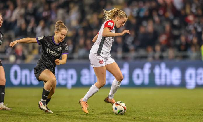 GER, Frankfurt, Eintracht Frankfurt vs SGS Essen, Google Pixel Bundesliga, Fussball, DFB, Spielzeit 2024 2025, Stadion am Bretanobad, 16. Spieltag, im Bild v.l.: Jacqueline Meißner (SGS ESSEN 16), Laura Freigang (Eintracht Frankfurt Frauen 10) DFB DFL REGULATIONS PROHIBIT ANY USE OF PHOTOGRAPHS AS IMAGE SEQUENCES AND OR QUASI-VIDEO, 07.03.2025, Copyright: HMBxMedia HendrikxHamelau