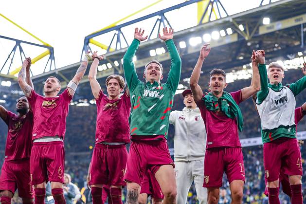 Bilder des Jahres 2025, Sport 03 März Sport Themen der Woche KW10 Sport Bilder des Tages 08.03.2025, Fußball, Borussia Dortmund - FC Augsburg, 1. Fußball Bundesliga, 25. Spieltag, Signal Iduna Park, Saison 2024 2025: Abschlussjubel nach dem 1:0 Sieg für Augsburg. Die Mannschaft steht jubelnd vor den Fans. Jeffrey Gouweleeuw (FC Augsburg 6), Kristijan Jakic (FC Augsburg 17) Phillip Tietz (FC Augsburg 21) Dimitrios Giannoulis (FC Augsburg 13) Felix Constantin Meiser (FC Augsburg 41) DFB regulations prohibit any use of photographs as image sequences and or quasi-video. Nordrhein-Westfalen Deutschland