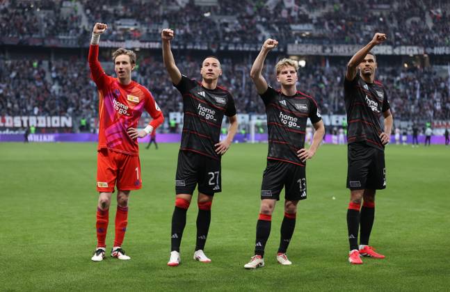 Bilder des Jahres 2025, Sport 03 März Sport Themen der Woche KW10 Sport Bilder des Tages 09.03.2025, Fussball Bundesliga, Eintracht Frankfurt - 1. FC Union Berlin, v.l., Torwart Frederik Rönnow (1. FC Union Berlin), Marin Ljubicic (1. FC Union Berlin), Andras Schäfer (1. FC Union Berlin), Danilho Doekhi (1. FC Union Berlin) feiern mit den Fans DFL DFB REGULATIONS PROHIBIT ANY USE OF PHOTOGRAPHS AS IMAGE SEQUENCES AND OR QUASI-VIDEO. xdcx Copyright: HMBxMedia Claus