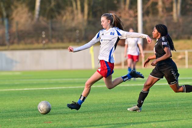 Fußball I Frauen I Saison 2024 2025 I Regionalliga Nord I 14. Spieltag I SV Henstedt-Ulzburg - Hamburger SV II I 09.03.2025 Irma Schittek (13, Hamburger SV U20) am Ball, Dissy Jeanne Ragouena (14, SV Henstedt-Ulzburg) kommt nicht mehr heran. Copyright: xLobeca WolfxGebhardtx
