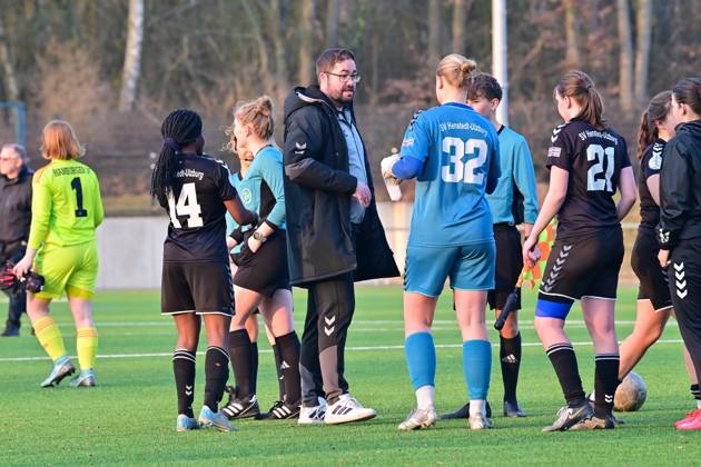 Fußball I Frauen I Saison 2024 2025 I Regionalliga Nord I 14. Spieltag I SV Henstedt-Ulzburg - Hamburger SV II I 09.03.2025 In der Bildmitte Trainer Dennis Dreke (SV Henstedt-Ulzburg) bei seinen Spielerinnen. Copyright: xLobeca WolfxGebhardtx