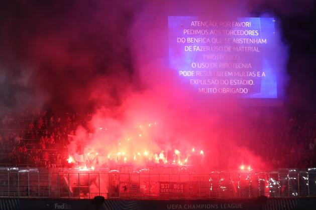 Barcelona 11. March 2025 Uefa Champions League phase 2024 25 Round of 16 FC Barcelona, Barca - S.L.Benfica v.l., S.L.Benfica Fans,Stimmung, Schals, Trikots, Emotionen, Pyrotechnik, Pyro, Rauch, Feuer, Randale, Bengalos, Rauchbomben, pirotecnica, fumo, fuoco, Wunderkerzen Copyright: JoaquimxFerreira