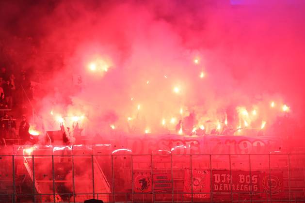 Sport Bilder des Tages Barcelona 11. March 2025 Uefa Champions League phase 2024 25 Round of 16 FC Barcelona, Barca - S.L.Benfica v.l., S.L.Benfica Fans,Stimmung, Schals, Trikots, Emotionen, Pyrotechnik, Pyro, Rauch, Feuer, Randale, Bengalos, Rauchbomben, pirotecnica, fumo, fuoco, Wunderkerzen Copyright: JoaquimxFerreira