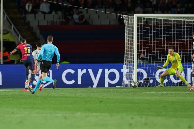Barcelona 11. March 2025 Uefa Champions League phase 2024 25 Round of 16 FC Barcelona, Barca - S.L.Benfica v.l., Raphinha (FC Barcelona) schiesst das Tor zum 3:1, Torwart Anatoliy Trubin (S.L.Benfica) Copyright: JoaquimxFerreira