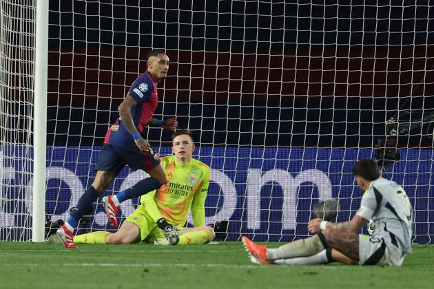 Barcelona 11. March 2025 Uefa Champions League phase 2024 25 Round of 16 FC Barcelona, Barca - S.L.Benfica v.l., Raphinha (FC Barcelona) Torjubel, Goal celebration, celebrate the goal, Torwart Anatoliy Trubin (S.L.Benfica) enttaeuscht, enttaeuscht schauend, dissapointed, traurig, frustiert, frust, gefrustet, Nicolas Otamendi (S.L.Benfica) am Boden Copyright: JoaquimxFerreira
