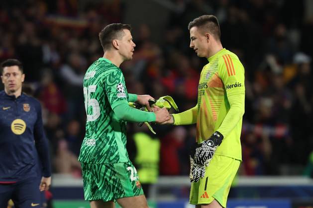 Barcelona 11. March 2025 Uefa Champions League phase 2024 25 Round of 16 FC Barcelona, Barca - S.L.Benfica v.l., Torwart Wojciech Szczesny (FC Barcelona) und Torwart Anatoliy Trubin (S.L.Benfica) klatschen sich ab Copyright: JoaquimxFerreira