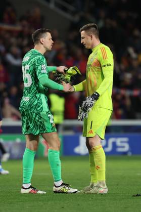 Barcelona 11. March 2025 Uefa Champions League phase 2024 25 Round of 16 FC Barcelona, Barca - S.L.Benfica v.l., Torwart Wojciech Szczesny (FC Barcelona) und Torwart Anatoliy Trubin (S.L.Benfica) klatschen sich ab Copyright: JoaquimxFerreira