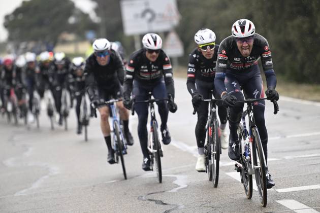 Paris - Nice 2025 - stage 6 BERRE L ETANG, FRANCE - MARCH 14 : Bastiaens Ayco (BEL) of Soudal Quick-Step leading the pursuit group during stage 6 of the 83th edition of the Paris - Nice cycling race, a stage of 209,8km with start in Saint-Julien-en-Saint-Alban and finish in Berre L Etang on March 14, 2025 in Berre L Etang, France, 14 03 2025 ( Motordriver Kenny Verfaillie - Berre L Etang France Copyright: xNicoxVereeckenx
