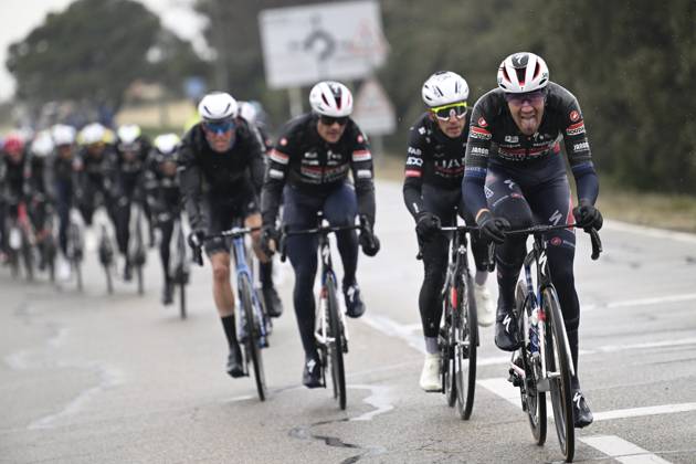 Paris - Nice 2025 - stage 6 BERRE L ETANG, FRANCE - MARCH 14 : Bastiaens Ayco (BEL) of Soudal Quick-Step leading the pursuit group during stage 6 of the 83th edition of the Paris - Nice cycling race, a stage of 209,8km with start in Saint-Julien-en-Saint-Alban and finish in Berre L Etang on March 14, 2025 in Berre L Etang, France, 14 03 2025 ( Motordriver Kenny Verfaillie - Berre L Etang France Copyright: xNicoxVereeckenx