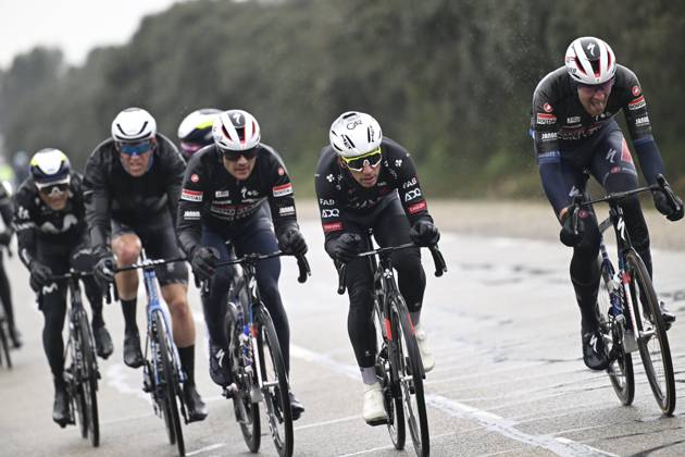 Paris - Nice 2025 - stage 6 BERRE L ETANG, FRANCE - MARCH 14 : Oliveira Ivo (POR) of Uae Team Emirates - Xrg leading the pursuit group during stage 6 of the 83th edition of the Paris - Nice cycling race, a stage of 209,8km with start in Saint-Julien-en-Saint-Alban and finish in Berre L Etang on March 14, 2025 in Berre L Etang, France, 14 03 2025 ( Motordriver Kenny Verfaillie - Berre L Etang France Copyright: xNicoxVereeckenx