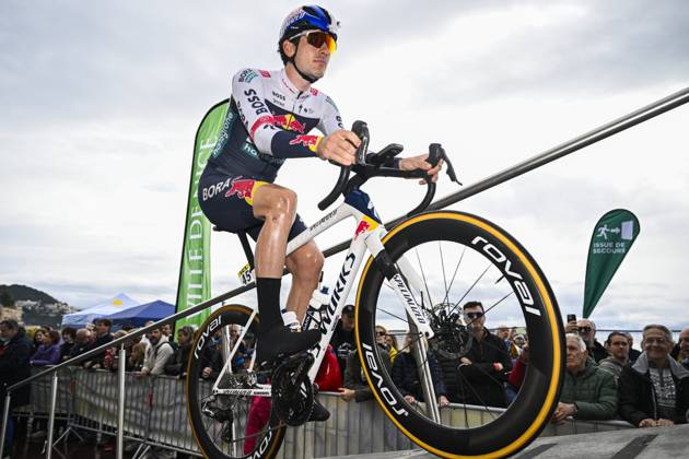 Paris - Nice 2025 - stage 7 AURON, FRANCE - MARCH 15 : Van Dijke Mick (NED) of Red Bull - Bora - Hansgrohe before the start of the race during stage 7 of the 83th edition of the Paris - Nice cycling race, a stage of 109,3km with start in Nice and finish at Auron on March 15, 2025 in Auron, France, 15 03 2025 ( Motordriver Kenny Verfaillie - Auron France Copyright: xNicoxVereeckenx