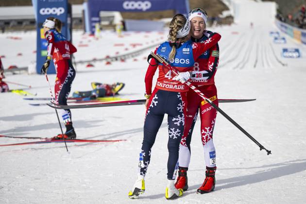 Bilder des Jahres 2025, Sport 03 März Sport Themen der Woche KW11 Sport Bilder des Tages 250315 Therese Johaug of Norway and Kristin Austgulen Fosnaes of Norway after women™s 20 km interval start classic technique during the FIS Cross-Country World Cup on March 15, 2025 in Oslo. Photo: Marius Simensen BILDBYRAN COP 238 MM0039 skidor dam cross-country skiing langrenn fis world cup holmenkollen womens 20 km bbeng norge Copyright: MARIUSxSIMENSEN BB250315BB418
