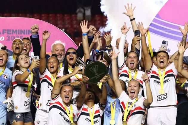Sao Paulo and Corinthians in the Women s Super Cup final Sao Paulo players celebrate winning the Women s Super Cup after defeating Corinthians on penalties at Morumbis Stadium, in the south of Sao Paulo, this Saturday, 03 15 2025 SoO PAULO SoO PAULO Brazil Copyright: xMarinaxUezimax