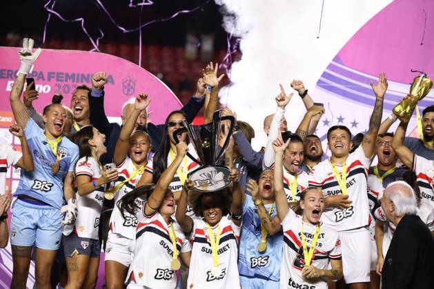 Sao Paulo and Corinthians in the Women s Super Cup final Sao Paulo players celebrate winning the Women s Super Cup after defeating Corinthians on penalties at Morumbis Stadium, in the south of Sao Paulo, this Saturday, 03 15 2025 SoO PAULO SoO PAULO Brazil Copyright: xMarinaxUezimax