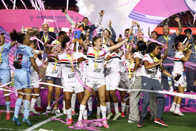 Sport Bilder des Tages Sao Paulo and Corinthians in the Women s Super Cup final Sao Paulo players celebrate winning the Women s Super Cup after defeating Corinthians on penalties at Morumbis Stadium, in the south of Sao Paulo, this Saturday, 03 15 2025 SoO PAULO SoO PAULO Brazil Copyright: xMarinaxUezimax