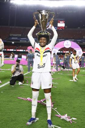 Sao Paulo and Corinthians in the Women s Super Cup final Robinha from Sao Paulo with the Women s Super Cup trophy after defeating Corinthians on penalties, at the Morumbis Stadium, south of Sao Paulo, this Saturday, 03 15 2025 SoO PAULO SoO PAULO Brazil Copyright: xMarinaxUezimax