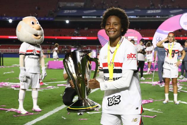 Sao Paulo and Corinthians in the Women s Super Cup final Robinha from Sao Paulo with the Women s Super Cup trophy after defeating Corinthians on penalties, at the Morumbis Stadium, south of Sao Paulo, this Saturday, 03 15 2025 SoO PAULO SoO PAULO Brazil Copyright: xMarinaxUezimax