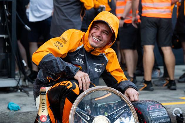Bilder des Jahres 2025, Sport 03 März Sport Themen der Woche KW11 Sport Bilder des Tages Lando Norris (McLaren Formula 1 Team, 04) jubelt ueber den Sieg und wird vom Team nach dem Teamfoto mit Champagner geduscht, AUS, Formel 1 Weltmeisterschaft, Luis Vuitton Grand Prix von Australien, Albert Park Circuit Melbourne, Rennen, Saison 2025, 16.03.2025 AUS, Formel 1 Weltmeisterschaft, Luis Vuitton Grand Prix von Australien, Albert Park Circuit Melbourne, Rennen, Saison 2025, 16.03.2025 Melbourne Copyright: xEibner-Pressefoto Memmlerx EP_MMR