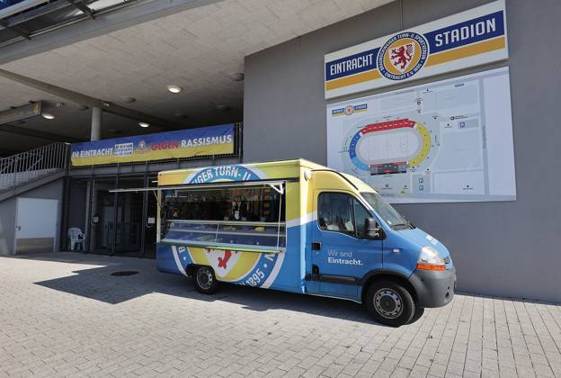 Fussball, Herren, Saison 2024 2025 2.BL, Eintracht Stadion, Eintracht Braunschweig gegen Hertha BSC Berlin Fanshop mobil im Stadion DFL REGULATIONS PROHIBIT ANY USE OF PHOTOGRAPHS AS IMAGE SEQUENCES AND OR QUASI-VIDEO.