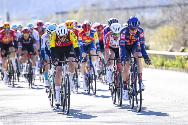 Sport Bilder des Tages Paris - Nice 2025 - stage 8 NICE, FRANCE - MARCH 16 : Van Den Berg Julius (NED) of Team Picnic Postnl leading the peloton during stage 8 and final stage of the 83th edition of the Paris - Nice cycling race, a stage of 119,9km with start and finish in Nice on March 16, 2025 in Nice, France, 16 03 2025 ( Motordriver Kenny Verfaillie - Nice France Copyright: xNicoxVereeckenx