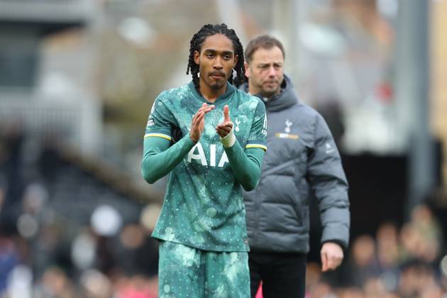 Fulham FC v Tottenham Hotspur FC Djed Spence of Tottenham Hotspur thanking the fans after the match during the Fulham FC v Tottenham Hotspur FC English Premier League match at Craven Cottage, London, England, United Kingdom on 16 March 2025 Credit: Katie Chan Every Second Media Editorial use only. All images are copyright Every Second Media Limited. No images may be reproduced without prior permission. All rights reserved. Premier League and Football League images are subject to licensing agreements with Football DataCo Limited. see https: www.football-dataco.com Copyright: xIMAGO EveryxSecondxMediax ESM-1380-0166 KatiexChanx xEveryxSecondxMediax