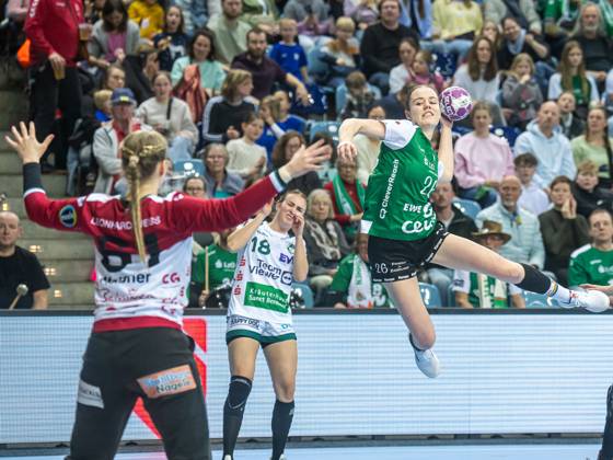Bilder des Jahres 2025, Sport 03 März Sport Themen der Woche KW11 Sport Bilder des Tages Pam Korsten (VfL Oldenburg, 26) von aussen, VfL Oldenburg vs. Frisch Auf Goeppingen, Handball, 1. Bundesliga, Spielzeit 2024 2025, 16.03.2025 VfL Oldenburg vs. Frisch Auf Goeppingen, Handball, 1. Bundesliga, Spielzeit 2024 2025, 16.03.2025 Oldenburg Copyright: xMichaelxSchmidt Eibner-Pressefotx EP_MST