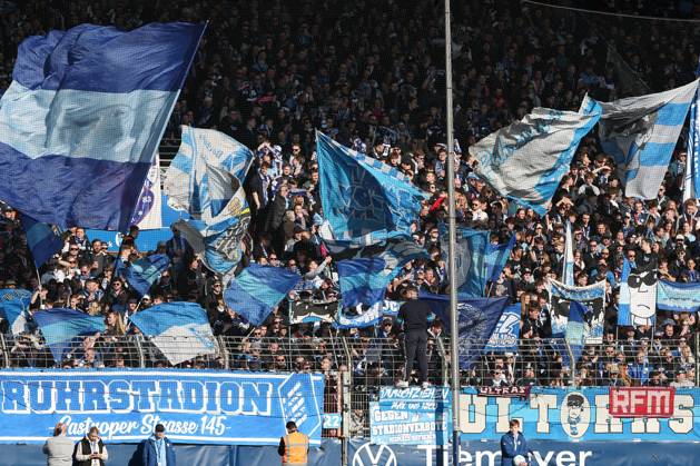 1. Bundesliga - VfL Bochum - Eintracht Frankfurt am 16.03.2025 im Vonovia Ruhrstadion in Bochum Die Bochum Fans in der Ostkurve schwenken Fahnen
