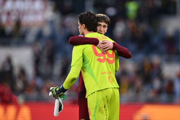 CALCIO - Serie A - AS Roma vs Cagliari Calcio Mile Svilar of A.S. Roma and Alexis Saelemaekers of A.S. Roma particPhoto by IPA ABACAPRESS.COMtes in the 29th day of the Serie A Championship between A.S. Roma and Cagliari Calcio at the Olympic Stadium on March 16, 2025 in Rome, Italy. Rome Italy Copyright: xIPAxSport ABACAx