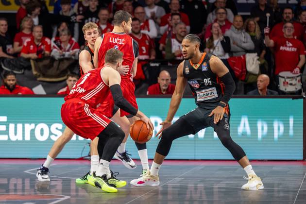 Andreas Obst 13 (FC Bayern Basketball), Karim Jallow 35 (Ratiopharm Ulm), Aktion, Zweikampf, FC Bayern Basketball vs. Ratiopharm Ulm, BBL 14. Spieltag, 17.03.2025 Muenchen Bayern Deutschland Copyright: xkolbert-press UlrichxGamelx