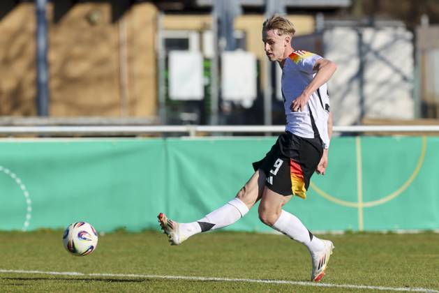 Max Moerstedt (Germany) erzielt mit diesem Schuss das Tor zum 2:0, UEFA Under19 EURO Qualifier, EM, Europameisterschaft Germany U19 and Slovenia U19, Droemlingstadion am 19. March 2025 in Wolfsburg, Deutschland. (Foto von Marco Steinbrenner DeFodi Images) Max Moerstedt (Germany) scores the goal with this shot to make it 2:0, UEFA Under19 EURO Qualifier, Germany U19 and Slovenia U19, Droemlingstadium, March 19, 2025 in Wolfsburg, Germany. (Photo by Marco Steinbrenner DeFodi Images)