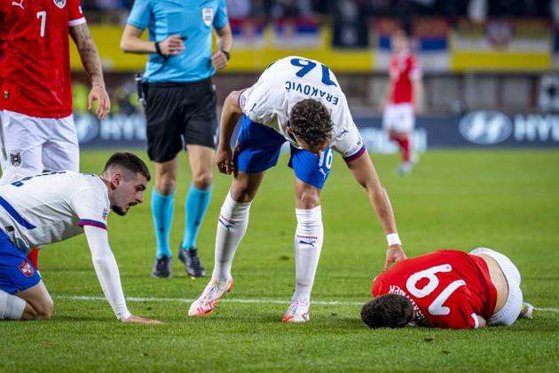 SOCCER - NL, AUT vs SRB VIENNA,AUSTRIA,20.MAR.25 - SOCCER - UEFA Nations League, OEFB international match, Länderspiel, Nationalmannschaft Austria vs Serbia. Image shows Ognjen Mimovic and Strahinja Erakovic (SRB) checking on an injured Christoph Baumgartner (AUT).  GEPAxpictures xKevinxHackner