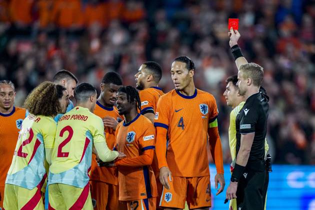 Bilder des Jahres 2025, Sport 03 März Sport Themen der Woche KW12 Sport Bilder des Tages ROTTERDAM, 20-03-2025 , Stadium de Kuip, UEFA Quarter Final Nations League game between Netherlands and Spain. red card from referee Glenn Nyberg to Netherlands player Jorrel Hato Netherlands - Spain  x28408198x Copyright: