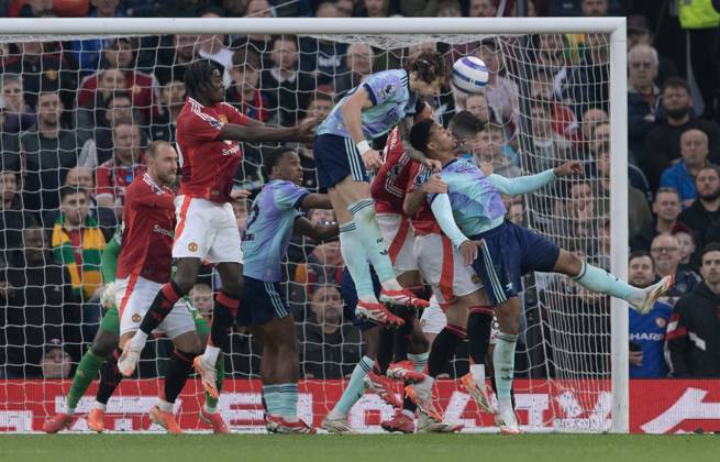 Manchester United, ManU FC v Arsenal FC - Premier League MANCHESTER, ENGLAND - MARCH 9: Arsenal and Manchester United players compete at a corner during the Premier League match between Manchester United FC and Arsenal FC at Old Trafford on March 9, 2025 in Manchester, England. Manchester Old Trafford England United Kingdom Copyright: xVisionhausx 776173146