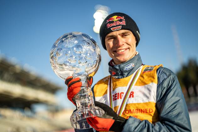 Bilder des Jahres 2025, Sport 03 März Sport Themen der Woche KW12 Sport Bilder des Tages LAHTI, FINNLAND: Saisonfinale - Weltcup Nordische Kombination Männer: Langlaufen 10km am 22.03.2025 im Lahden Stadion in Lahti. Vinzenz Geiger aus Deutschland (1.) bei der Siegerehrung - Gesamtweltcup.