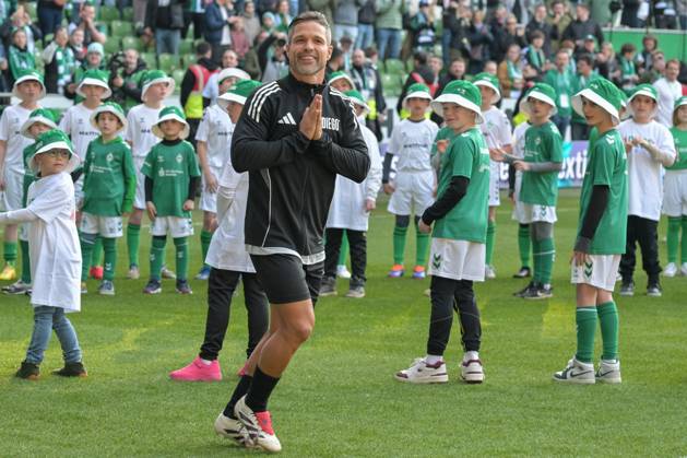 Bilder des Jahres 2025, Sport 03 März Sport Themen der Woche KW12 Sport Bilder des Tages Diego (Diego All-Stars 10) kommt ins Stadion ,SV Werder Bremen - Diego All-Stars, Fussball, Abschiedsspiel, 22.03.2025 Bremen Bremen Deutschland