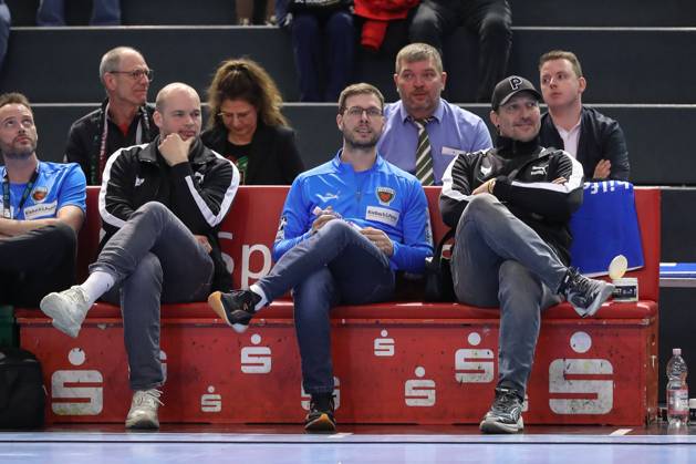 21.03.2025, xtgx, Handball, Daikin HBL, SC Magdeburg - Füchse Berlin emspor v.l. Paul Drux (Berlin, Jaron Siewert (Berlin, Trainer), Stefan Kretzschmar (Berlin, Vorstand Magdeburg