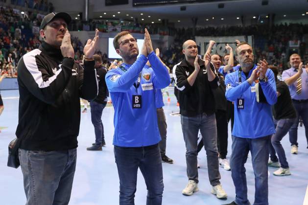 21.03.2025, xtgx, Handball, Daikin HBL, SC Magdeburg - Füchse Berlin emspor v.l. Stefan Kretzschmar (Berlin, Vorstand , Jaron Siewert (Berlin, Trainer), Paul Drux (Berlin), Torwarttrainer Dejan Peric Jubel ueber den Sieg, Jubel nach Spielende Magdeburg