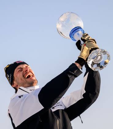 250323 Sturla Holm Laegreid of Norway celebrates with the men™s World Cup trophy after men s 15 km mass start during the IBU World Cup on March 23, 2025 in Oslo. Photo: Mathias Bergeld BILDBYRAN kod MB MB1115 skidskytte biathlon skiskyting världscupen ibu world cup masstart mass start bbeng jubel norge norway Copyright: MATHIASxBERGELD BB250323MB228