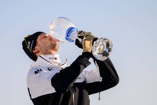 250323 Sturla Holm Laegreid of Norway celebrates with the men™s World Cup trophy after men s 15 km mass start during the IBU World Cup on March 23, 2025 in Oslo. Photo: Mathias Bergeld BILDBYRAN kod MB MB1115 skidskytte biathlon skiskyting världscupen ibu world cup masstart mass start bbeng jubel norge norway Copyright: MATHIASxBERGELD BB250323MB225