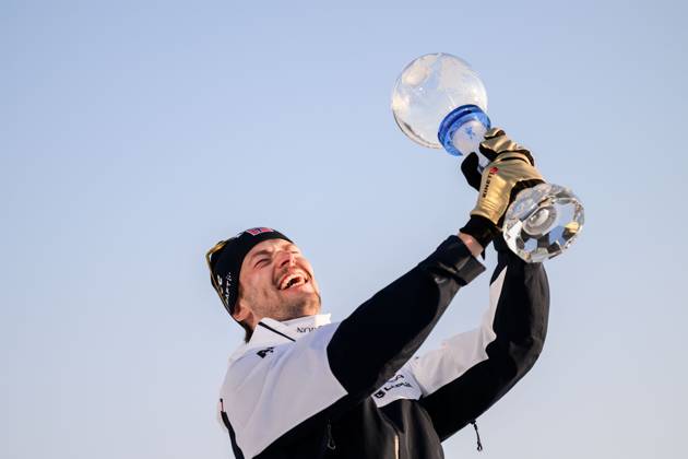 250323 Sturla Holm Laegreid of Norway celebrates with the men™s World Cup trophy after men s 15 km mass start during the IBU World Cup on March 23, 2025 in Oslo. Photo: Mathias Bergeld BILDBYRAN kod MB MB1115 skidskytte biathlon skiskyting världscupen ibu world cup masstart mass start bbeng jubel norge norway Copyright: MATHIASxBERGELD BB250323MB227