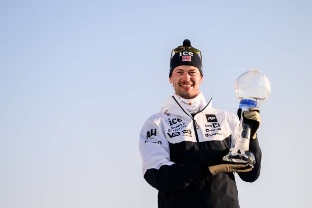 250323 Sturla Holm Laegreid of Norway celebrates with the men™s World Cup trophy after men s 15 km mass start during the IBU World Cup on March 23, 2025 in Oslo. Photo: Mathias Bergeld BILDBYRAN kod MB MB1115 skidskytte biathlon skiskyting världscupen ibu world cup masstart mass start bbeng jubel norge norway Copyright: MATHIASxBERGELD BB250323MB229