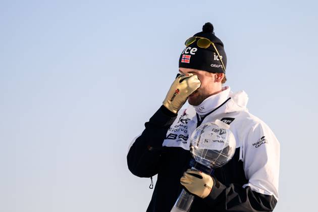 250323 Sturla Holm Laegreid of Norway celebrates with the men™s World Cup trophy after men s 15 km mass start during the IBU World Cup on March 23, 2025 in Oslo. Photo: Mathias Bergeld BILDBYRAN kod MB MB1115 skidskytte biathlon skiskyting världscupen ibu world cup masstart mass start bbeng jubel norge norway Copyright: MATHIASxBERGELD BB250323MB231