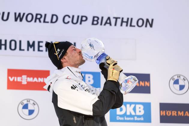 250323 Sturla Holm Laegreid of Norway celebrates with the men™s World Cup trophy after men s 15 km mass start during the IBU World Cup on March 23, 2025 in Oslo. Photo: Mathias Bergeld BILDBYRAN kod MB MB1115 skidskytte biathlon skiskyting världscupen ibu world cup masstart mass start bbeng jubel norge norway Copyright: MATHIASxBERGELD BB250323MB233