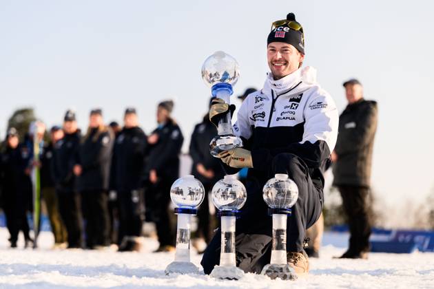 250323 Sturla Holm Laegreid of Norway celebrates with the men™s World Cup trophy after men s 15 km mass start during the IBU World Cup on March 23, 2025 in Oslo. Photo: Mathias Bergeld BILDBYRAN kod MB MB1115 skidskytte biathlon skiskyting världscupen ibu world cup masstart mass start bbeng jubel norge norway Copyright: MATHIASxBERGELD BB250323MB235