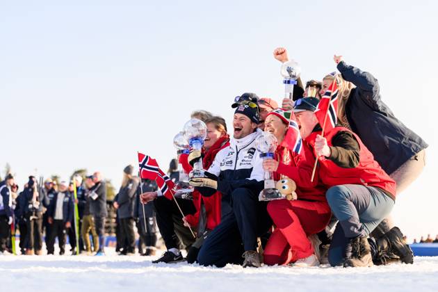250323 Sturla Holm Laegreid of Norway celebrates with the men™s World Cup trophy after men s 15 km mass start during the IBU World Cup on March 23, 2025 in Oslo. Photo: Mathias Bergeld BILDBYRAN kod MB MB1115 skidskytte biathlon skiskyting världscupen ibu world cup masstart mass start bbeng jubel norge norway Copyright: MATHIASxBERGELD BB250323MB236